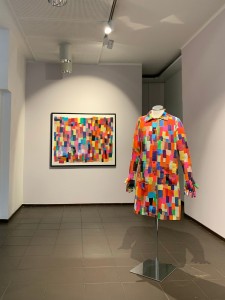 Laura Isoniemi -  Taiteilijan takki ja Elämän värit (kehyksissä)